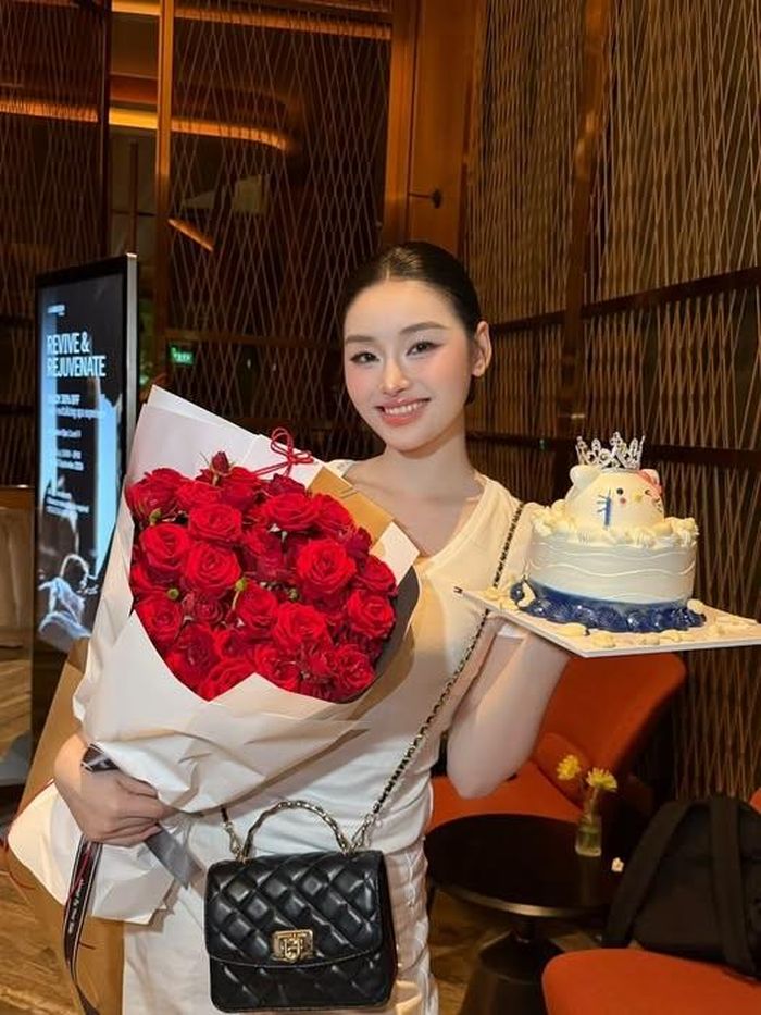 Nguyễn Thị Yến Nhi chia sẻ niềm vui khi tròn một năm đăng quang cô nhận được sự quan tâm, tặng quà của những người thân quen.
