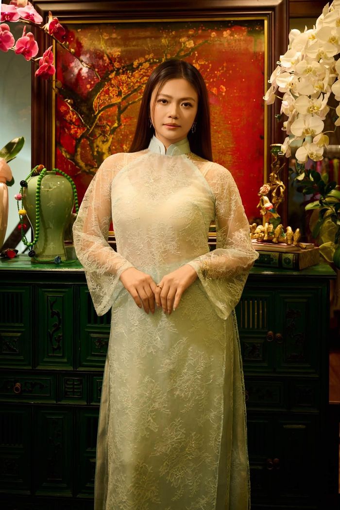 NSƯT Kiều Anh ghi điểm tuyệt đối trong mắt khán giả với hình ảnh duyên dáng trong tà áo dài truyền thống. Thiết kế tôn lên vóc dáng mảnh mai, mềm mại, đồng thời làm nổi bật vẻ đẹp nền nã, sang trọng vốn là “thương hiệu” của nữ diễn viên.