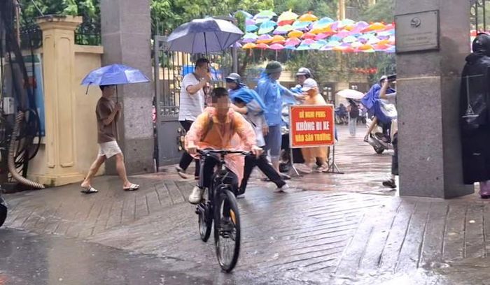 Thực tế nhiều gia đình có con học tiểu học đã cho trẻ tự đạp xe đến trường. Ảnh: Quỳnh Mai.
