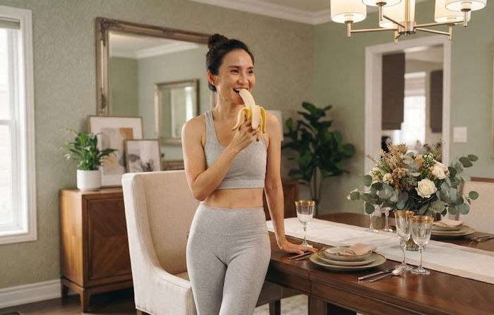 Một quả chuối có thể là món ăn nhẹ phù hợp khi tập luyện. Ảnh minh họa AI.