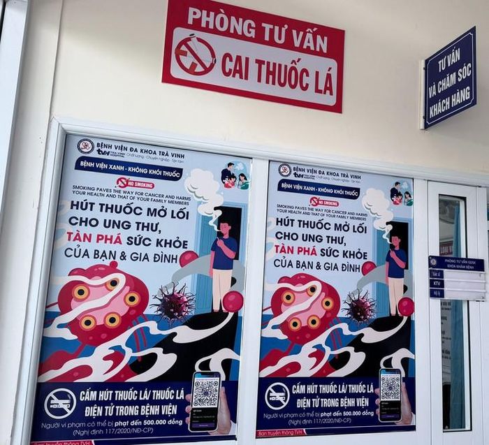 Các ápphich truyền thông về tác hại của thuốc lá Ảnh: Thái Bình