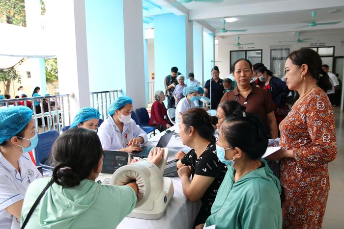 Người dân Thủ đô và các địa phương lân cận có cơ hội thụ hưởng kỹ thuật y tế tiên tiến nhất ngay tại địa phương, giảm thiểu tối đa thời gian chờ đợi, tiết kiệm đáng kể chi phí ăn ở, đi lại và giảm bớt áp lực tâm lý đè nặng lên cả gia đình khi người thân mắc bệnh hiểm nghèo. Ảnh: Bảo Loan