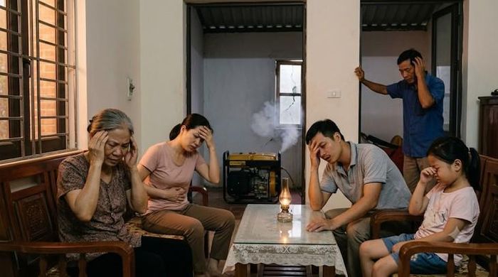 Nhiều người trong gia đình cùng đau đầu, chóng mặt hoặc buồn nôn khi đang sử dụng máy phát điện là dấu hiệu không nên bỏ qua. Hình minh họa AI.