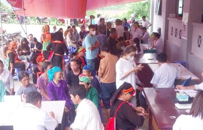 Trạm Y tế xã Khổng Lào phối hợp với BVĐK Phong Thổ tổ chức khám sức khoẻ định kỳ cho người dân. Ảnh: L. Châu