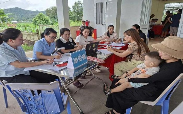 Đội ngũ y, bác sĩ Bệnh viện Đa khoa Tam Đường và Trạm Y tế xã thực hiện tiếp nhận, thu thập thông tin, kiểm tra các chỉ số sức khỏe ban đầu cho người dân. Ảnh: Đ. Toàn