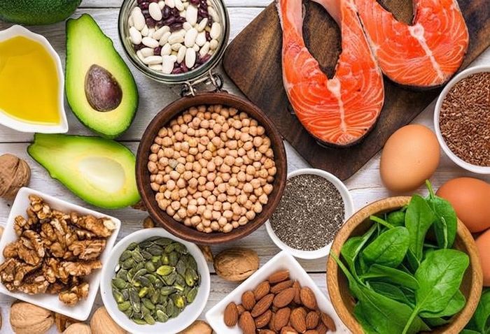 Thực phẩm chứa omega-3 giúp giảm viêm, hạ triglyceride và bảo vệ hệ tim mạch. Ảnh minh họa AI