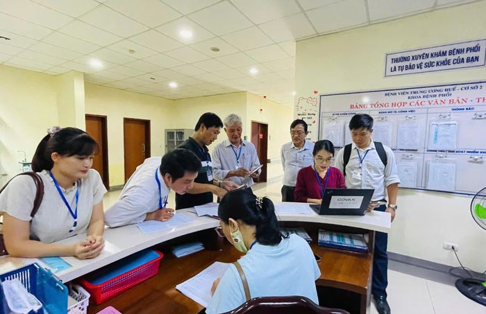 Ngành y tế TP Huế tiến hành điều tra dịch tễ nhằm xác minh nguyên nhân vụ nghi ngộ độc thực phẩm. Ảnh: A.S.
