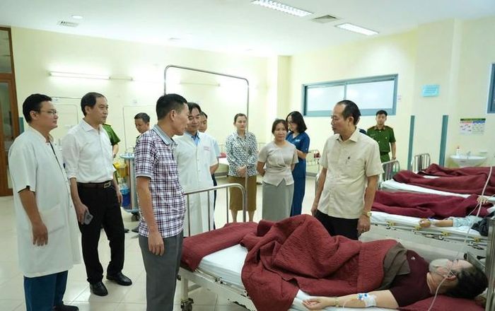 Lãnh đạo TP Huế thăm hỏi các bệnh nhân đang điều trị. Ảnh: V.B.