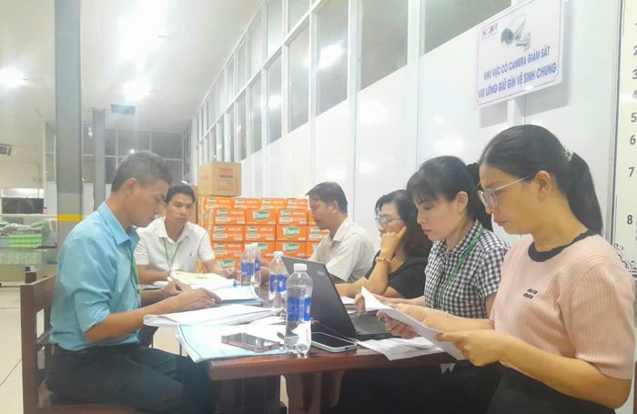 Ngành y tế xác minh nguyên nhân vụ nghi ngộ độc. Ảnh: A.N.
