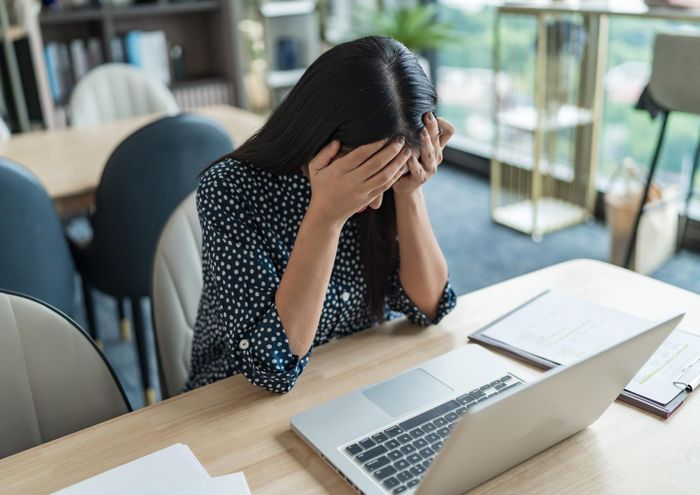 Stress và mất ngủ kéo dài không chỉ gây mệt mỏi, giảm tập trung mà còn có liên quan đến một số yếu tố nguy cơ tim mạch và chuyển hóa.