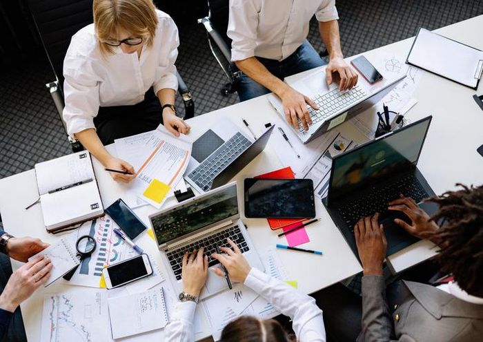 Áp lực công việc và cuộc sống kéo dài có thể ảnh hưởng đến tâm lý, chất lượng giấc ngủ và sức khỏe tổng thể.