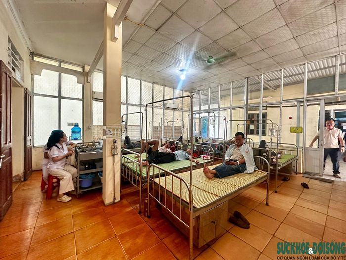 Trung tâm Y tế Hoàng Mai được bố trí 100 giường bệnh nhưng thực tế thường xuyên phải kê thêm giường để đáp ứng nhu cầu điều trị. Ảnh Song Hoàng