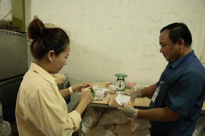 Lực lượng chức năng lấy mẫu thực phẩm để phục vụ công tác xác minh. Ảnh: UBNDXCL.