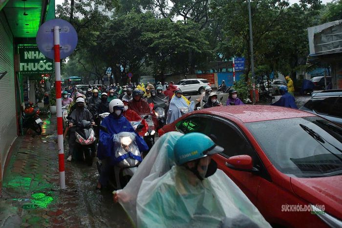Dòng xe nối dài, di chuyển chậm qua khu vực ngập trên phố Núi Trúc. Ảnh: T.Anh