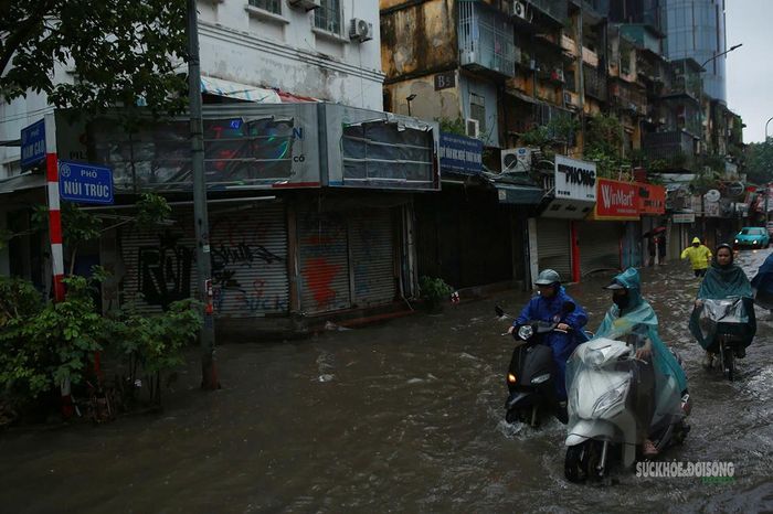 Nước phủ kín mặt đường trên phố Phố Núi Trúc. Ảnh: T.Anh