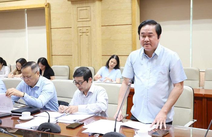 Lãnh đạo Cục phòng bệnh báo cáo tại cuộc họp.  Ảnh: Trần Minh