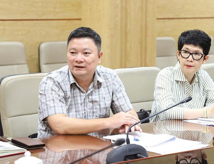 Lãnh đạo Cục Bảo trợ xã hội báo cáo tại cuộc họp.  Ảnh: Trần Minh