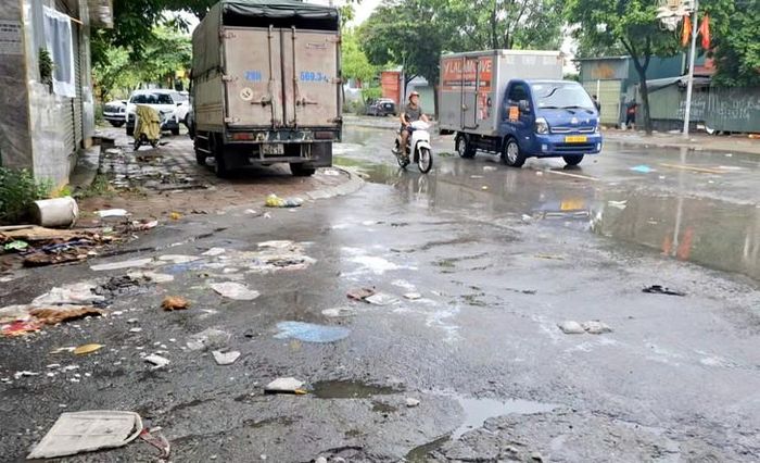 Người dân mong muốn các đơn vị chức năng sớm có biện pháp khơi thông dòng chảy, xử lý các điểm ngập và thu gom lượng rác tồn đọng, qua đó bảo đảm việc đi lại cũng như vệ sinh môi trường trên địa bàn.