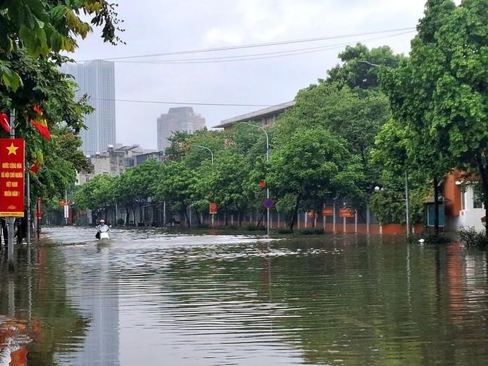 Đường Tân Triều mới (đoạn trước cổng tường Tiểu học Triều Khúc) được cho là nơi ngập sâu nhất, có nơi ngập đến nửa xe máy.