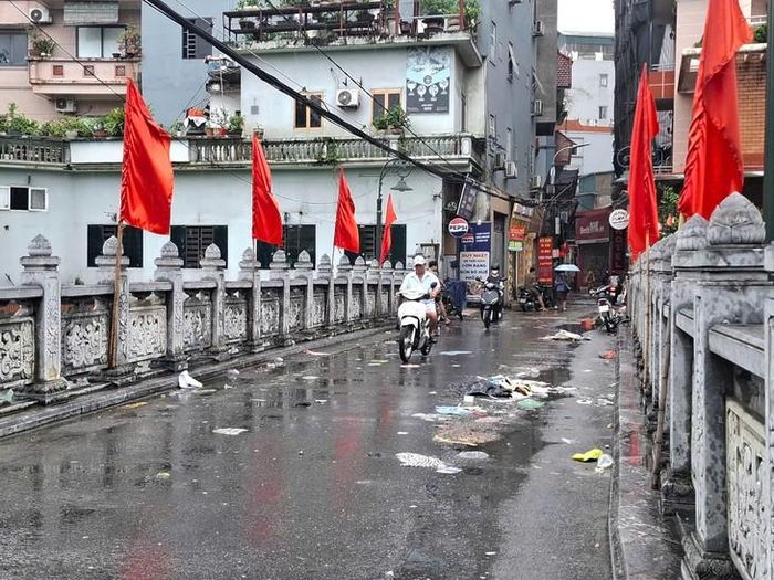 Có đoạn rác thải phủ thành từng mảng, khiến tuyến đường vốn đã ngập lại càng trở nên nhếch nhác. Tình trạng này không chỉ gây khó khăn cho người dân khi tham gia giao thông mà còn tiềm ẩn nguy cơ mất vệ sinh môi trường nếu rác thải không được thu gom, xử lý kịp thời.