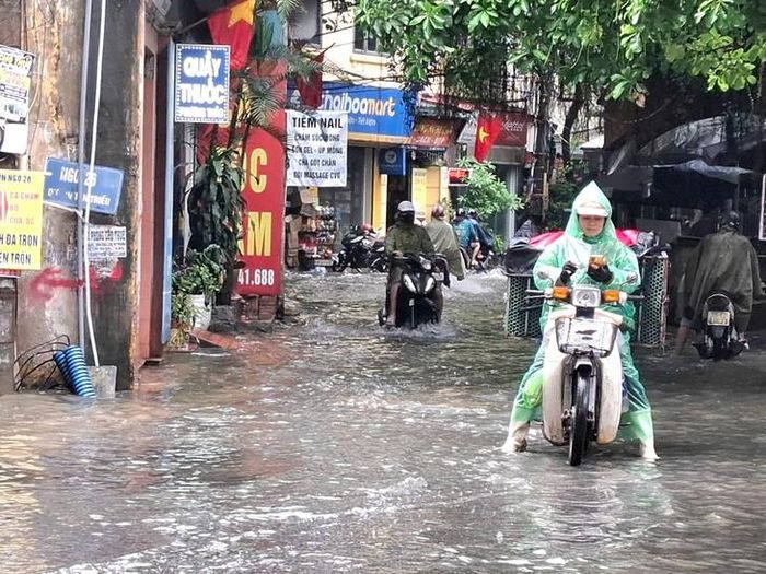 "Việc di chuyển qua các điểm ngập gặp không ít khó khăn, đặc biệt vào thời gian cao điểm từ 7-8h sáng nay khi lượng phương tiện qua lại đông đúc", anh Hoàng - cư dân ở Tân Triều, Thanh Liệt, Hà Nội cho hay.