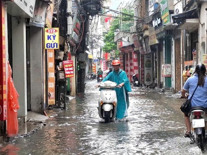 Nước ngập cũng khiến người điều khiển xe máy khó quan sát mặt đường, tiềm ẩn nguy cơ phương tiện bị chết máy hoặc xảy ra sự cố khi đi qua khu vực nước sâu.