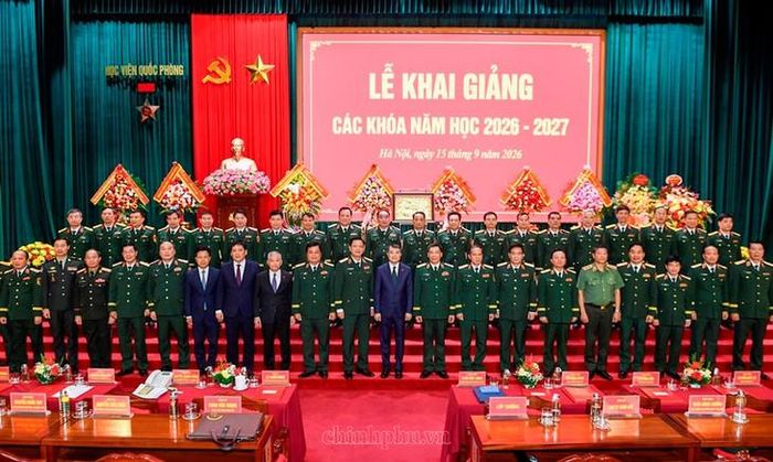 Thủ tướng Lê Minh Hưng với các đại biểu tại lễ khai giảng các khóa năm học 2026 – 2027 của Học viện Quốc phòng. Ảnh: chinhphu.vn/Nhật Bắc