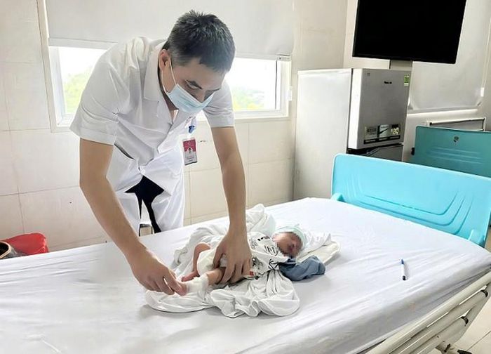 Bệnh nhi được bác sĩ thăm khám trước khi xuất viện. Ảnh: BVCC.