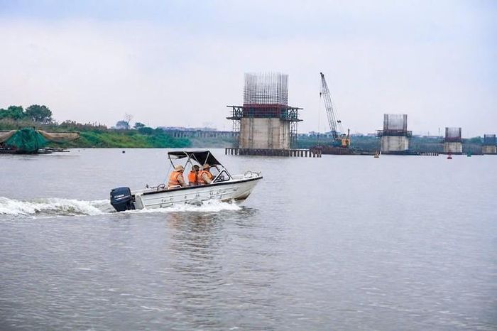 Mưa lớn kéo dài, các tuyến sông Hà Nội có thể xuất hiện diễn biến bất lợi, ảnh hưởng đến hoạt động giao thông đường thủy. (Ảnh Thành Long)