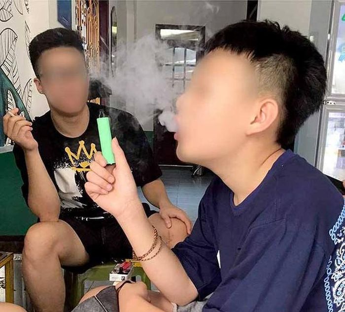 Hành vi sử dụng dụng thuốc lá điện tử hoặc thuốc lá nung nóng sẽ bị phạt từ 3 - 5 triệu đồng.