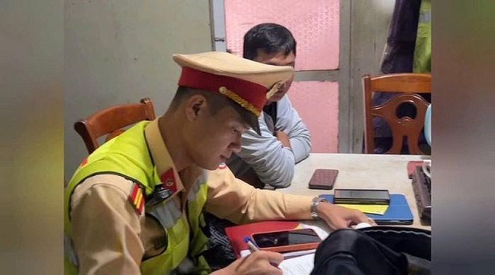 CSGT làm việc với tài xế vi phạm. Nguồn: Cục CSGT.