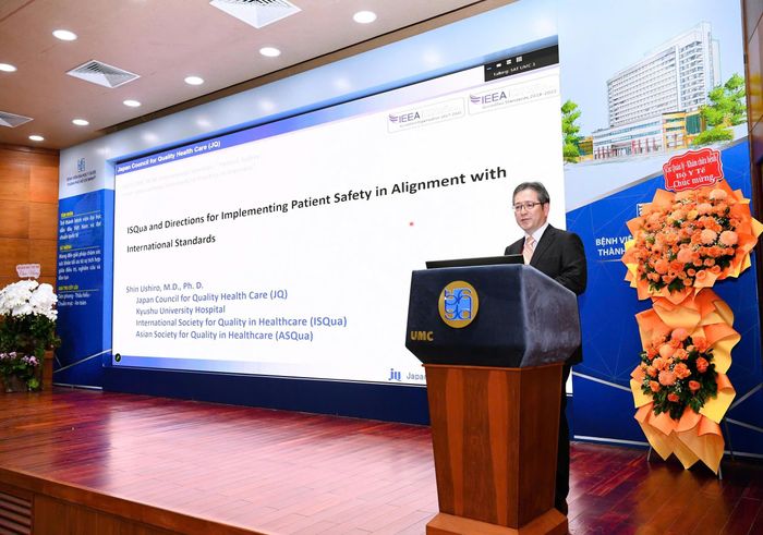 GS TS BS. Shin Ushiro – Giám đốc An toàn người bệnh, Bệnh viện Đại học Kyushu, Nhật Bản, Thành viên Hội đồng quản trị ISQua trình bày tại hội thảo. Ảnh: PV