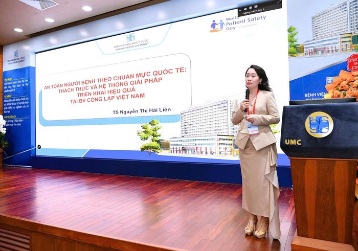 TS. Nguyễn Thị Hải Liên – Phó Trưởng phòng phụ trách phòng Quản lý chất lượng bệnh viện, Bệnh viện Đại học Y Dược TP.HCM trình bày tham luận tại hội thảo. Ảnh: PV