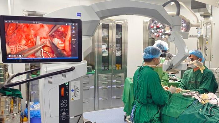 Các bác sĩ Bệnh viện Răng Hàm Mặt Trung ương Hà Nội thực hiện ca vi phẫu , phẫu thuật chỉnh hình xương cho người bệnh. Ảnh: Trà My