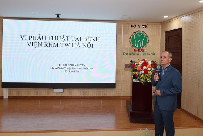 TS.BS Lại Bình Nguyên, Phó Trưởng khoa Phẫu thuật tạo hình thẩm mỹ, Bệnh viện Răng Hàm Mặt Trung ương Hà Nội chia sẻ tại hội thảo. Ảnh: Thái Bình