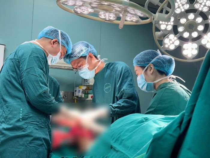 Các bác sĩ tiến hành phẫu thuật cho bệnh nhân. Ảnh: BVCC