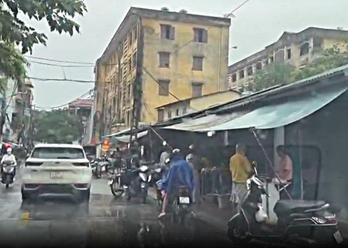 Hoạt động mua bán trên phố Lê Văn Hiến kéo theo tình trạng người dân dừng, đỗ phương tiện dưới lòng đường để mua hàng, gây cản trở giao thông. (Ảnh Thành Long)