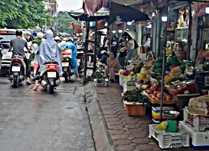 Tình trạng lấn chiếm vỉa hè để kinh doanh, buôn bán trên phố Lê Văn Hiến, Đông Ngạc, Hà Nội diễn ra thường xuyên, gây mất mỹ quan và ảnh hưởng đến trật tự đô thị. (Ảnh Thành Long)