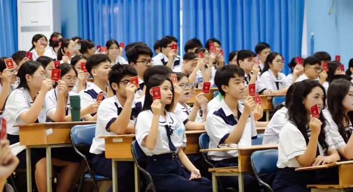Học sinh THPT Mạc Đĩnh Chi cầm trên tay thẻ Đoàn viên để bầu cử BCH Đoàn trường.