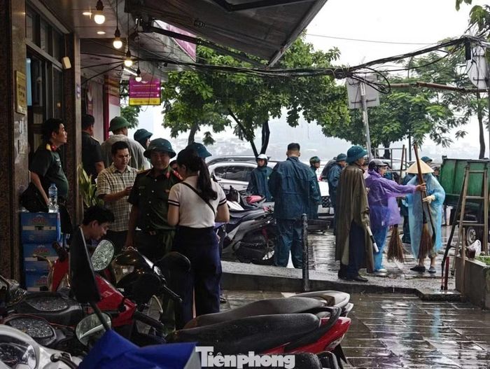 Hiện nguyên nhân vụ cháy đang được cơ quan chức năng làm rõ, nhưng nhiều cư dân mạng thắc mắc rằng Hà Nội mấy hôm nay mưa suốt, vì sao vẫn có cháy. Ảnh: TPO.