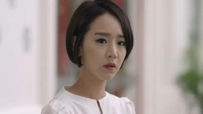 Trong "Tuổi Thanh Xuân", Shin Hye Sun vào vai Miso - người đơn phương Junsu và luôn tìm cách phá hỏng tình cảm của anh và Linh (Nhã Phương).