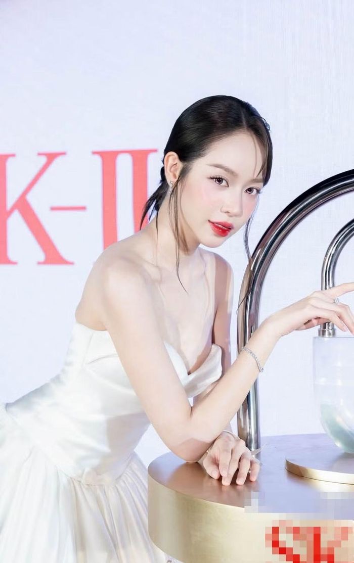 Layout trang điểm khác lạ của Thanh Thủy trong sự kiện gần đây.