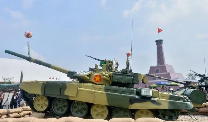 Điểm khác biệt quan trọng nhất nằm ở yêu cầu thông tin. Khi một chiếc T-90S cơ động và tác chiến trong đội hình, kíp xe chủ yếu cần duy trì liên lạc với cấp chỉ huy và các phương tiện liên quan.