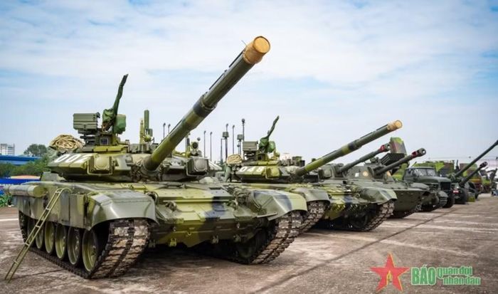 Với T-90SK, người chỉ huy còn phải tiếp nhận thông tin, truyền đạt mệnh lệnh và phối hợp hoạt động của nhiều xe khác. Vì vậy, hệ thống thông tin liên lạc trở thành một thành phần đặc biệt quan trọng.