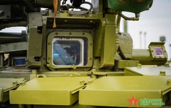 T-90SK vẫn giữ nền tảng chiến đấu hiện đại của xe tăng T-90, gồm pháo 125 mm, hệ thống ổn định và các khí tài quan sát, điều khiển hỏa lực.
