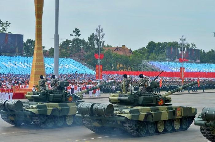 Trong một đơn vị tăng thiết giáp, không phải chiếc xe nào cũng đảm nhiệm nhiệm vụ giống nhau. T-90S chủ yếu thực hiện nhiệm vụ chiến đấu trực tiếp, trong khi T-90SK được thiết kế cho vai trò xe chỉ huy.