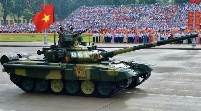 Báo Nhân Dân xác nhận Việt Nam được trang bị cả T-90S và T-90SK, trong đó T-90SK là phiên bản xe chỉ huy do Tập đoàn Uralvagonzavod của Nga chế tạo.