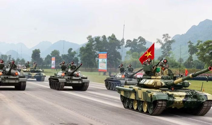 Điều này cũng cho thấy vai trò của T-90SK không tách rời T-90S. Hai biến thể bổ sung cho nhau trong cùng một đội hình: T-90S cung cấp sức mạnh chiến đấu, còn T-90SK giúp người chỉ huy duy trì khả năng điều hành và phối hợp.