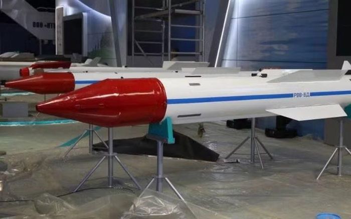Bộ Quốc phòng Ấn Độ đang xem xét đề xuất sửa đổi tiêm kích Su-30MKI để tích hợp tên lửa không đối không tầm xa RVV-BD do Nga sản xuất, đây chính là biến thể xuất khẩu của đạn R-37M nổi tiếng.