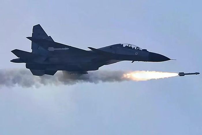 Hiện tại New Delhi đang xem xét các dự án hiện đại hóa riêng biệt cho phi đội tiêm kích Su-30MKI của mình, bao gồm việc đại tu khung thân và động cơ AL-31 tại các nhà máy của Tập đoàn Hindustan Aeronautics Limited (HAL).